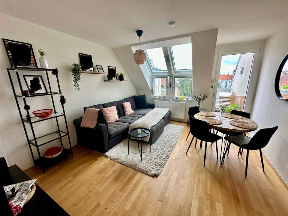 Super-schicke, hochwertige DG-Wohnung mit Balkon und Klimaanlage!