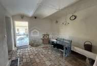 Historischer Dreiseithof mit schönen Gewölbedecken sucht neue Eigentümer