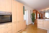 Ruhige 3-Zimmer-Wohnung mit 2 Balkonen und Tiefgaragenparkplatz