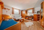 Neuer Preis! Vielseitiges Wohnhaus mit 5 Schlafzimmern, Kamin &amp; Potenzial für zwei Wohneinheiten