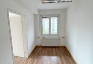 UNBEFRISTET und SANIERT: Großzügige Wohnung mit hervorragender Infrastruktur! Nur für eine Wohngemeinschaft geeignet!