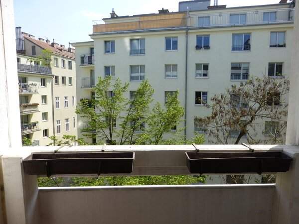 Garagenparkplatz im Haus, Akonti für Warmwasser, Heizung, Strom, Internet inkludiert: Wunderschöne, möblierte Wohnung mit einer schönen Loggia!