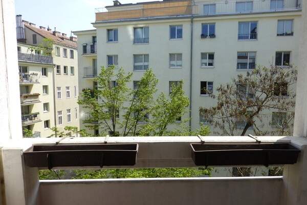 Garagenparkplatz im Haus, Akonti für Warmwasser, Heizung, Strom, Internet inkludiert: Wunderschöne, möblierte Wohnung mit einer schönen Loggia!, Wohnung-miete, 1.300,00,€, 1040 Wien 4., Wieden