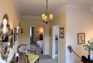 Eine Villa mit Wohnkultur, parkähnlichem Garten und Pool // A Villa of Distinction with Park-Like Garden and Pool //