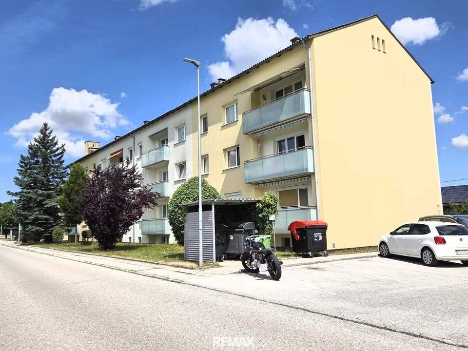 Schöne Erdgeschoss 3-Raum-Wohnung mit Balkon und PKW-Abstellplatz
