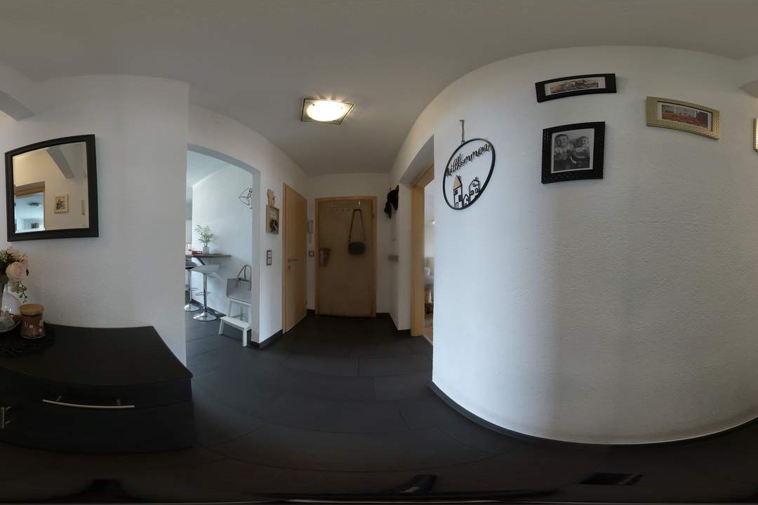 Helle 6-Zimmer-Wohnung mit 2 Balkonen, 2 Bädern und Kamin