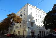 Sanierte Altbauwohnung mit Flügeltüren und neuen Parkettboden