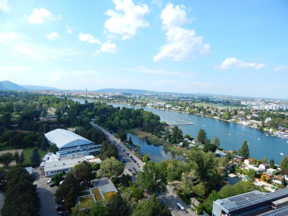 Blick zur Alten Donau vom 8.Liftstock - nähe U-Bahn und Donau Zentrum