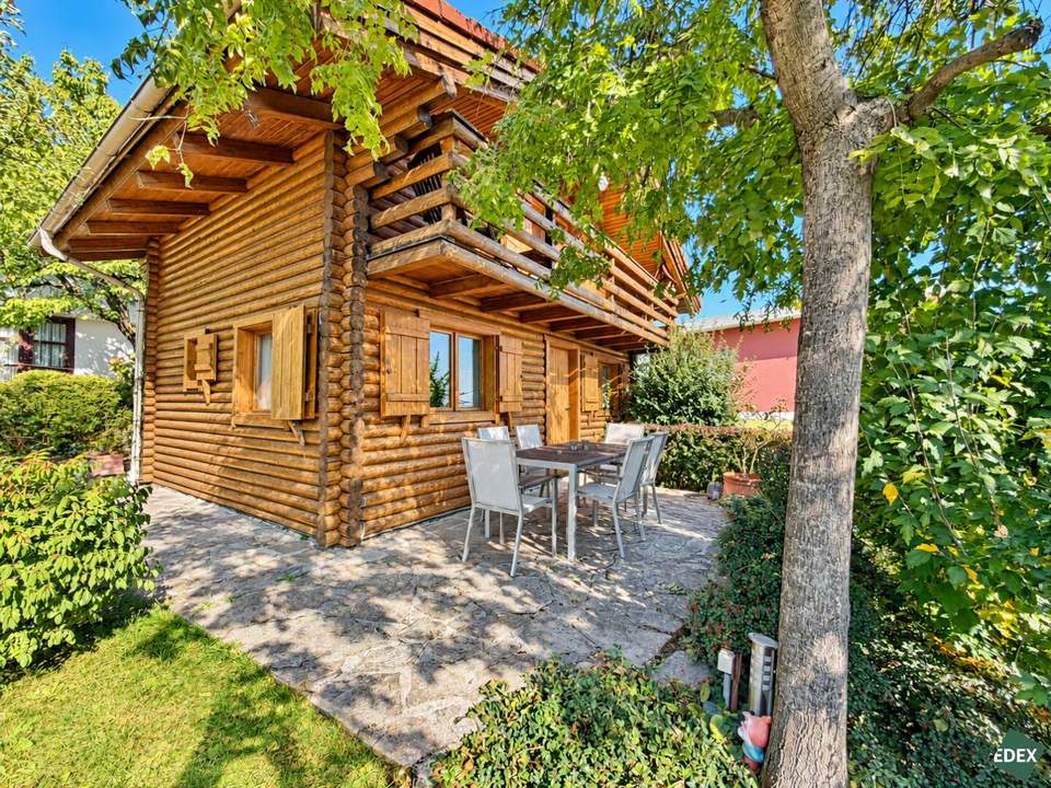 Grünes Paradies am Schafberg | Sonniges Grundstück mit Holzhaus und herrlichem Ausblick