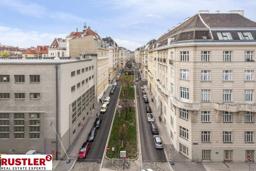 **Living at Esteplatz - High-quality and bright 4-room apartment with far-reaching views!**