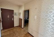 Sonnige sanierungsbedürftige 3 Zimmerwohnung in der beliebten grünen Südstadt mit LOGGIA