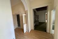 UNBEFRISTET - <> Repräsentative 7-Zimmer Altbauwohnung mit Blick auf das Rathaus – ca. 300 m² in bester Innenstadtlage - auch ideal als Büronutzung