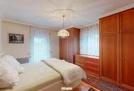 Familienhaus mit Pool, 4 Garagen und Nebenflächen