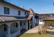 Charmantes Bauernhaus mit großem Grundstück, langgezogenem Hof, 2 Wohnungen und einem Swimmingpool