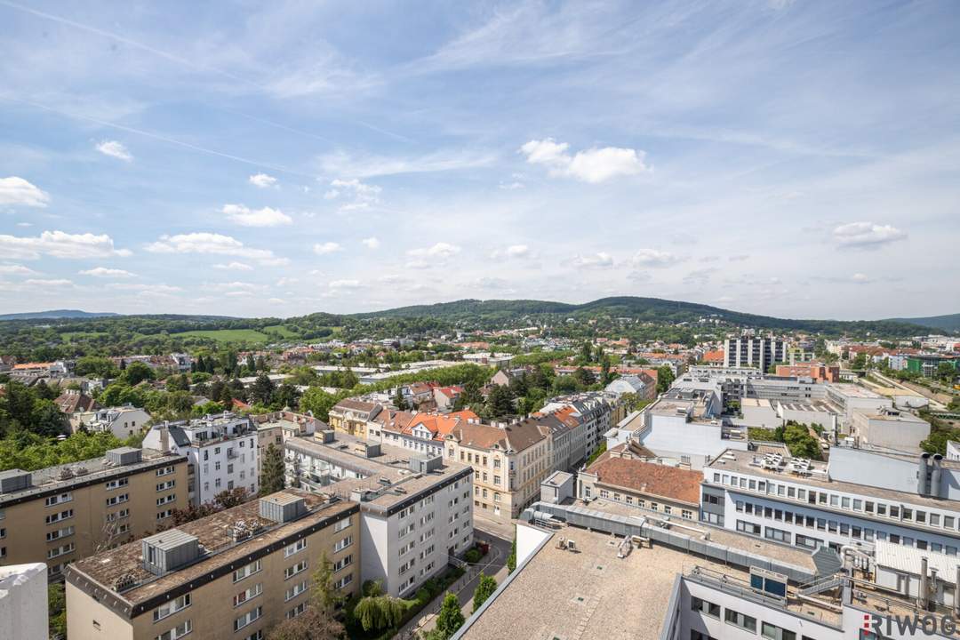 PROVISIONSFREI | Erstbezug nach Sanierung | 18 m² Terrasse | DG-Maisonette | Fernblick | TG-Stellplatz | Küche mit Siemens Geräten