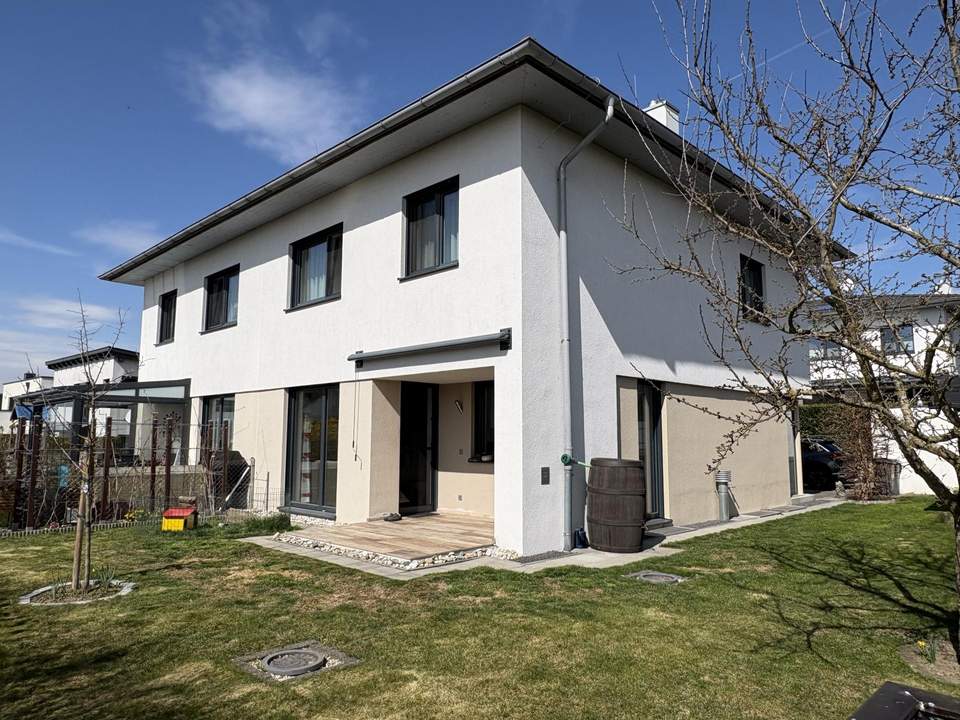 Moderne Doppelhaushälfte in schöner Siedlungslage mit Garten & Garage