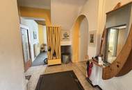 Sanierungsbedürftiges Mehrfamilienhaus mit großem Grundstück und hoher Bebauungsdichte