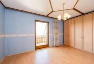 Einfamilienhaus mit Einliegerwohnung, Garage, Carports und Ausblick!
