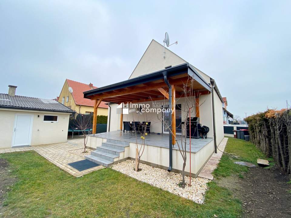 Einfamilienhaus mit 3 Schlafzimmern, kleinem Garten, Terrasse &amp; Stellplatz