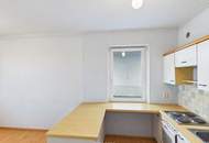 Ort der Kreativität - Ein Haus umgeben von Sandstein und viel Grün.