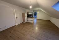 GROßZÜGIGE 4-ZIMMER DACHGESCHOSSWOHNUNG MIT BALKON! SOFORT VERFÜGBAR!