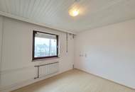 Geräumiges Stockhaus mit angebautem Laubengang und Garagentrakt