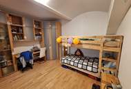 Helle Souterrainfläche mit vorgelagertem Garten