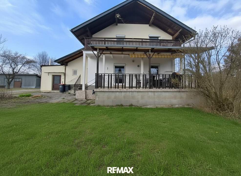 Einfamilienhaus mit Pool und großem Grundstück