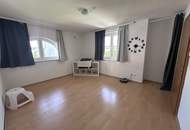 Tolles Zweifamilienhaus mit Einliegerwohnung, sonniger Terrasse, Keller, Doppelgarage und Pool!