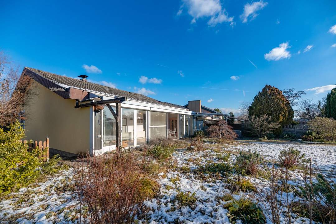 Doppelte Parzelle in Ruhelage: Gepflegter Bungalow mit Wintergarten und Doppelgarage auf einer Doppelparzelle