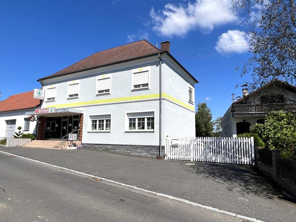 Wohnen und Arbeiten mit Nähe zur Natur: Geräumiges Wohnhaus mit Geschäftslokal und ruhiger Gartenidylle