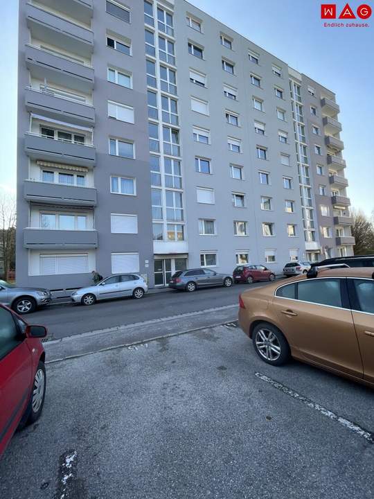 Generalsanierte Wohnung: Ein besonderes Schätzchen durch die Balkontür in den allgemeinen Innenhof! 2-Raum-Wohnung mit Parkplatz!