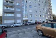 Generalsanierte Wohnung: Ein besonderes Schätzchen durch die Balkontür in den allgemeinen Innenhof! 2-Raum-Wohnung mit Parkplatz!