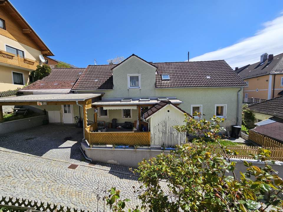 Kleines Markthaus mit Carport und kleinem Garten