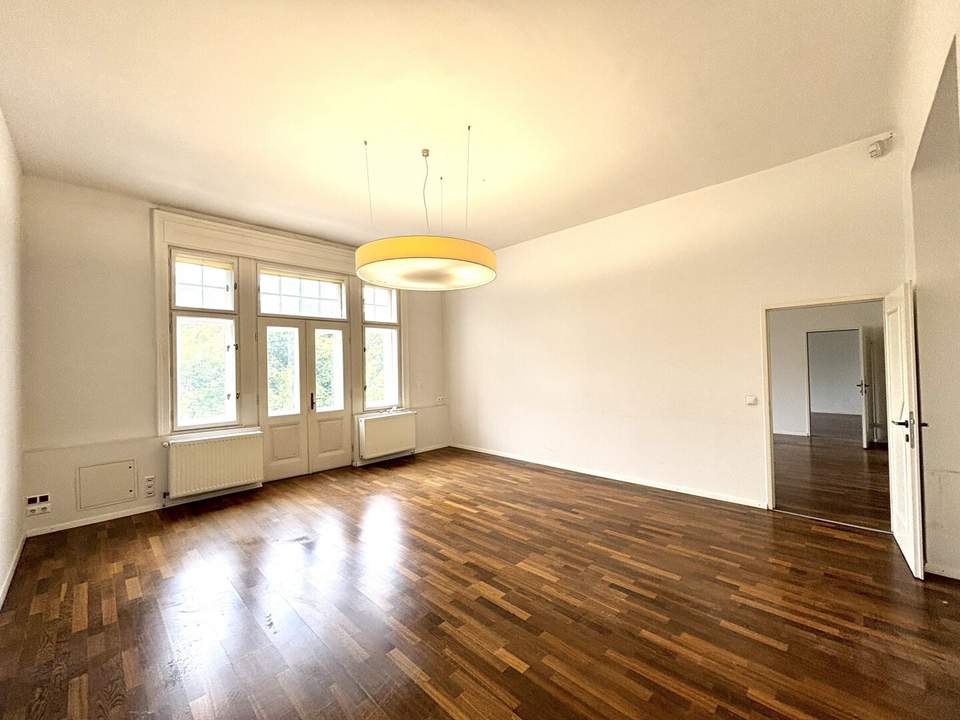 1010! Klimatisierte Bürofläche mit kleinem Balkon in repräsentativem Altbau am Rudolfsplatz!