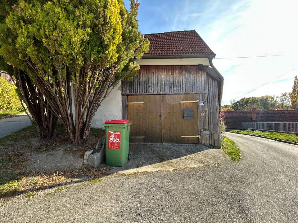 Sanierungsbedürftiges, preiswertes Einfamilienhaus mit Nebengebäuden