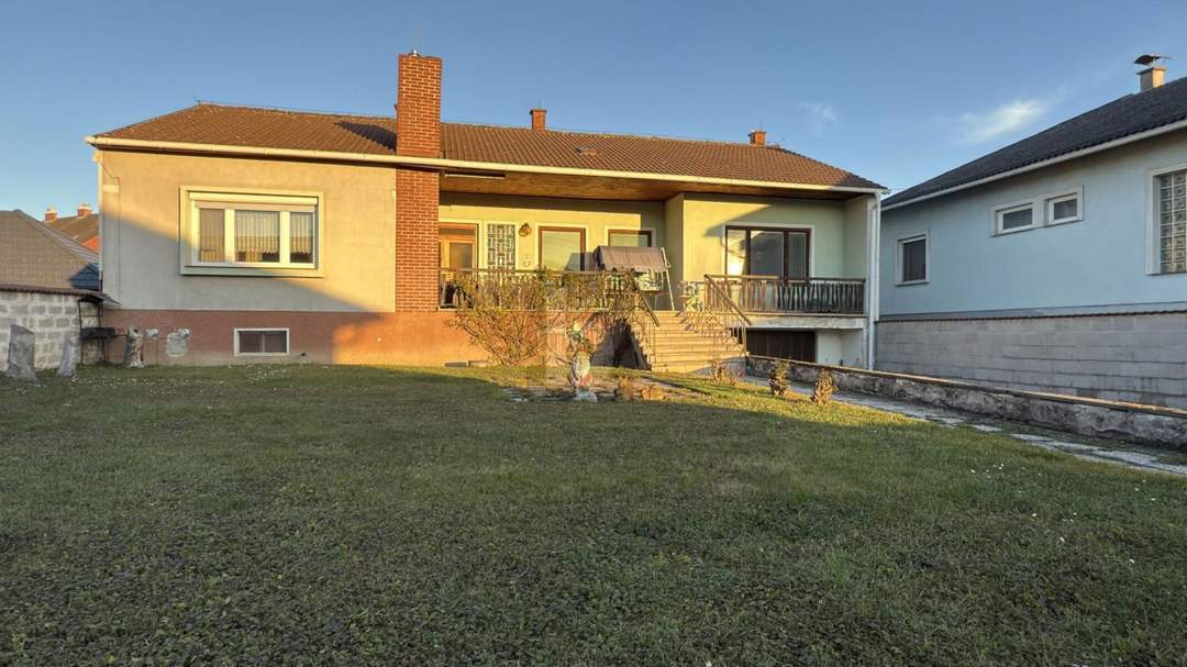 GERÄUMIGER BUNGALOW MIT 149 QM KELLER IN TOP SIEDLUNGSLAGE