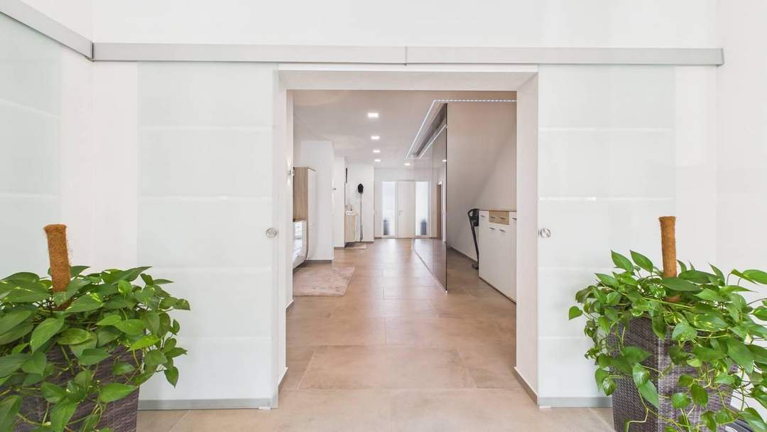 Exklusive Villa: Stilvolles Wohnen und repräsentatives Arbeiten vereint