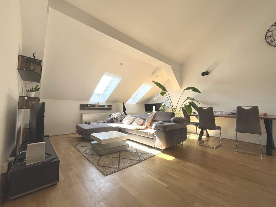 1060! Helles 2-Zimmer DG mit kleinem Balkon Nähe Naschmarkt und U4/Pilgramgasse ab Nov.25!