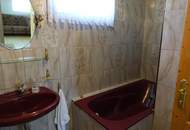 *ORTSRANDLAGE:* Wohnhaus mit sehr schönem, ebenen Garten und großzügigem Grundstück.