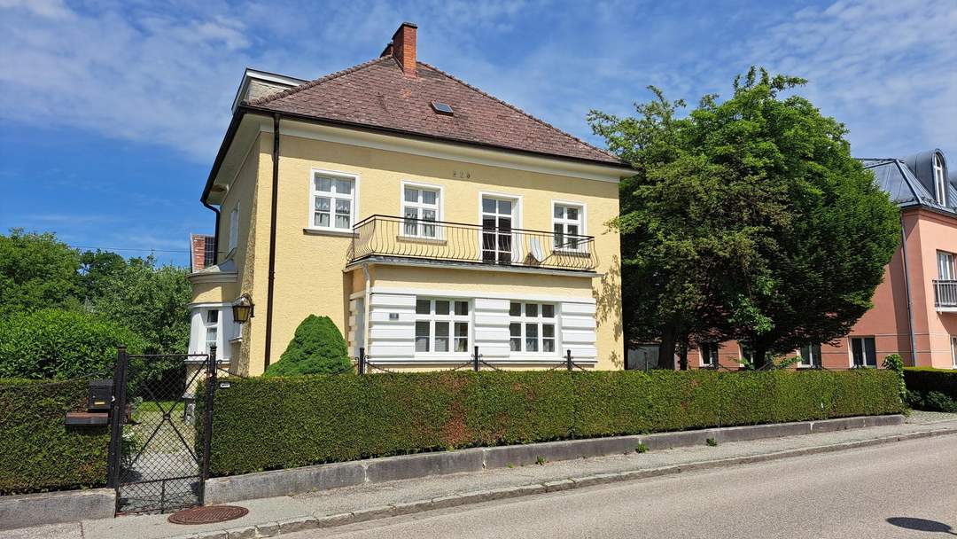 ***OPEN HOUSE Freitag 06. Juni 2025 13-16 Uhr*** Stilvolle Stadtvilla mit Potenzial – klassische Architektur trifft zentrale Lage