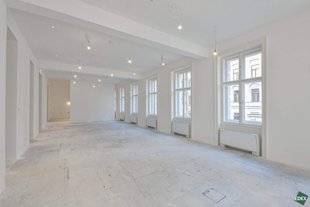 Erstbezug nach Sanierung – Repräsentatives Altbau-Büro nahe Rathaus mit Terrasse