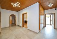 Unterkellerter Bungalow mit traumhaftem Garten u. Doppelgarage in zentraler Lage!