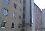 Stadtliebhaber aufgepasst: Urbanes Wohnen mit 1A-Infrastruktur in naturnahem Umfeld! Sommer, Sonne, Balkonien – schöner Ausblick vom Balkon ins Grüne! Unbefristeter Mietvertrag!