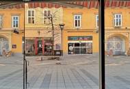 Frequenz-Standort deluxe! 35 m²-Geschäftslokal in der Herzog-Leopold-Straße | Retro-Portal mit breiter Fensterfläche | Sofort anmietbar
