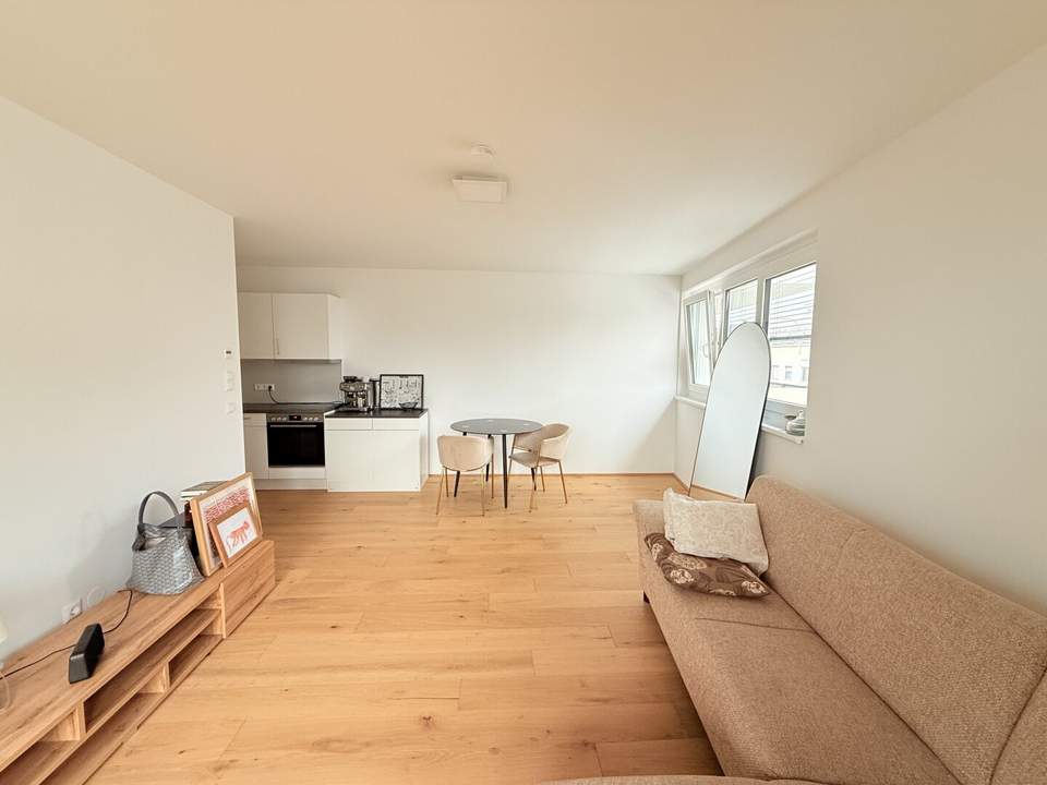 Möblierte und gut geschnittene 2-Zimmer Wohnung in Traumlage mit en—suite Badezimmer!