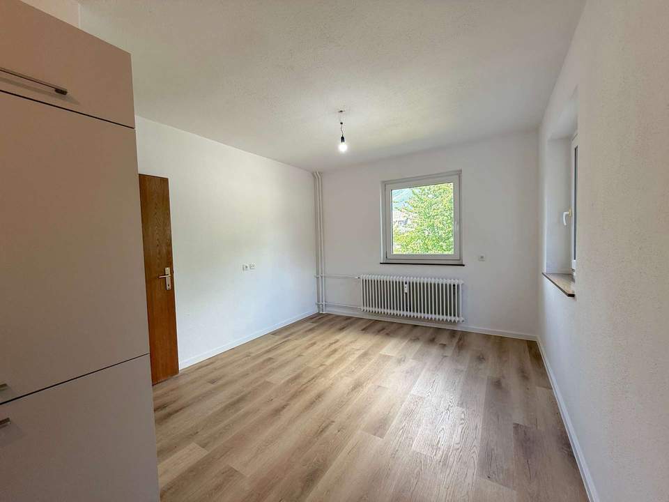 Wohnen im Grünen: Modernisierte Wohnung mit Balkon und neuer Einbauküche