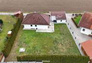 Bungalow mit großzügigem Nebengebäude, Terrasse und nachhaltiger Heiztechnik