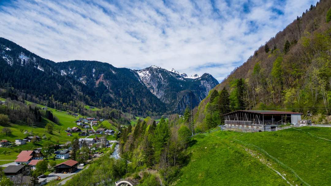 Dein Traum vom eigenen Pferdehof wird wahr! Moderne Reithalle in Dalaas zum Verkauf!