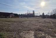 Baugrundstück im Dorfgebiet mit angrenzendem Freilangrund in sehr ruhiger Lage mit Ganztagssonne.